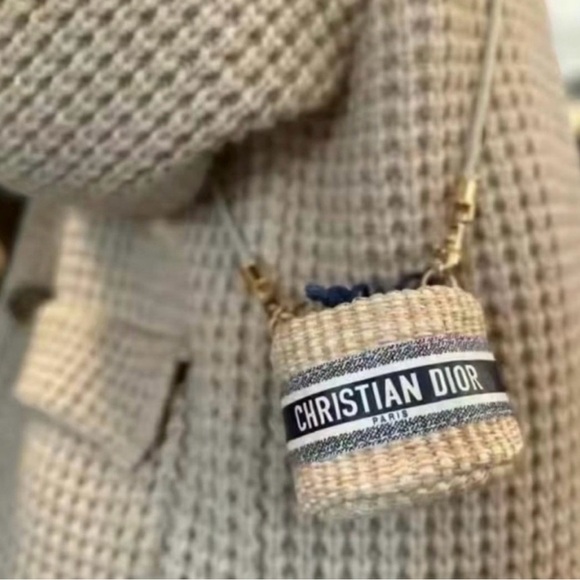 Christian Dior VIP Raffia Novelty/GWP Bucket Bag - Picture 2 of 6